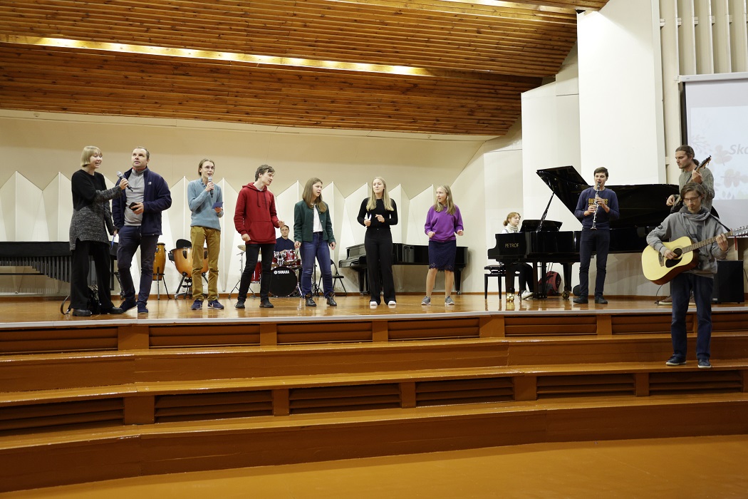SBDMV audzēkņi sveic skolotājus