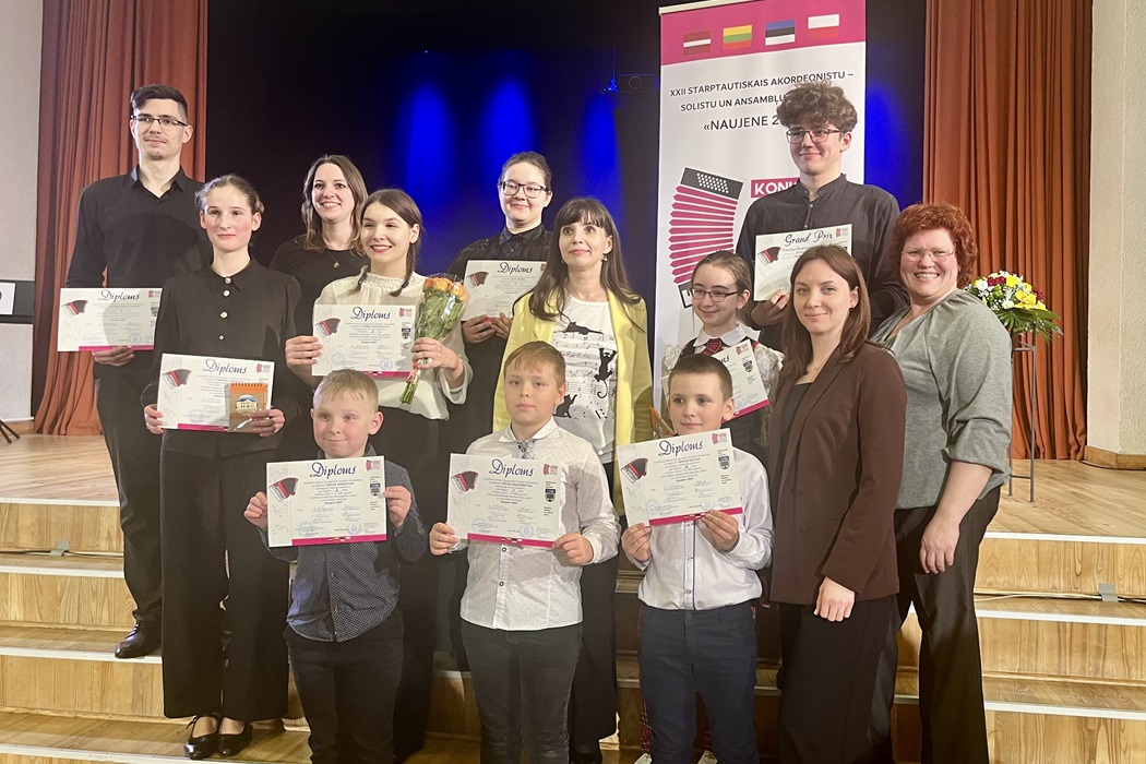 konkursa laureāti ar diplomiem