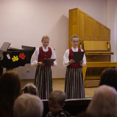 Kora klases audzēkņu koncerts Pīlādžogu dziesmas