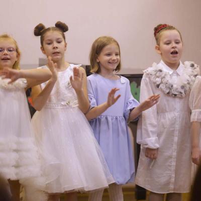 Kora klases audzēkņu koncerts Pīlādžogu dziesmas