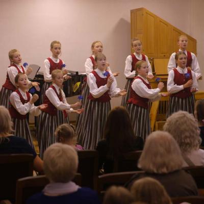 Kora klases audzēkņu koncerts Pīlādžogu dziesmas
