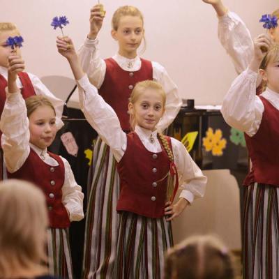 Kora klases audzēkņu koncerts Pīlādžogu dziesmas