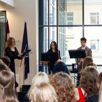 SBDMV audzēkņi sveic Saules skolas kolektīvu Valsts svētkos!