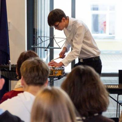 SBDMV audzēkņi sveic Saules skolas kolektīvu Valsts svētkos!