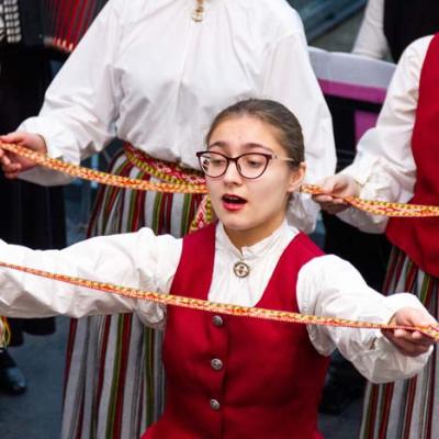 SBDMV audzēkņi sveic Saules skolas kolektīvu Valsts svētkos!