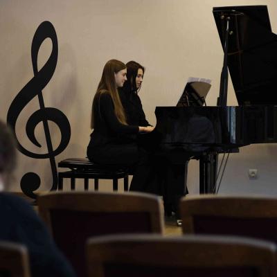 Mūzikas vidusskolas vispārējo klavieru audzēkņu koncerta dalībnieks