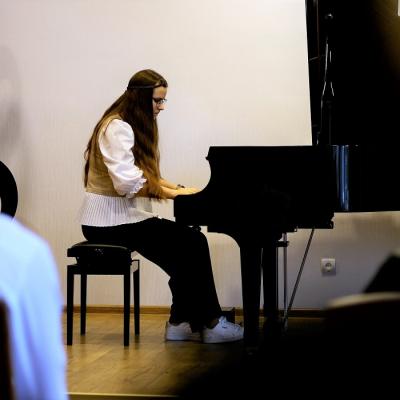 Mūzikas skolas vispārējo klavieru audzēkņu koncerta dalībnieks